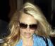 Pamela Anderson quitte son luxueux hôtel, à Athènes (Grèce), vendredi 24 septembre.