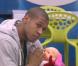 Thomas prend son rôle de papa très à coeur ! 