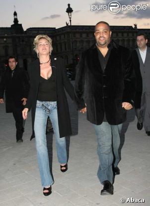 Sharon Stone, bien complice avec un mystérieux inconnu...