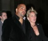 Sharon Stone, bien complice avec un mystérieux inconnu...