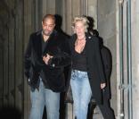 Sharon Stone main dans la main avec un mystérieux inconnu