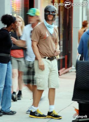 Matthew McConaughey porte un masque de Batman dans les rues de Hollywood
