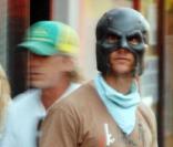 Matthew McConaughey porte un masque de Batman dans les rues de Hollywood