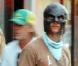 Mais qui est ce beau gosse qui se transforme en Batman en pleine rue ?