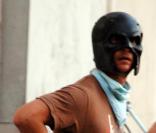 Matthew McConaughey porte un masque de Batman dans les rues de Hollywood