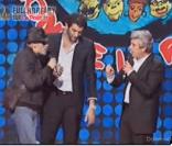 Michel Boujenah et Ramzy Bédia gèrent la présence d'un spectateur tentant de prendre la parole pendant l'émission "Rire ensemble contre le racisme" (2 octobre 2010)