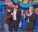 Michel Boujenah et Ramzy Bédia gèrent la présence d'un spectateur tentant de prendre la parole pendant l'émission "Rire ensemble contre le racisme" (2 octobre 2010)