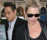  Kate Moss et Jamie Hince dans les rues de Paris le 3 octobre 2010 