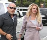 Britney Spears en virée shopping dans Santa Monica, accompagnée de son garde du corps, le 6 octobre 2010