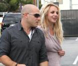Britney Spears en virée shopping dans Santa Monica, accompagnée de son garde du corps, le 6 octobre 2010