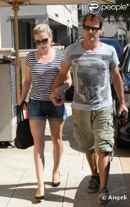 Anna Paquin en promenade à Santa Monica avec son mari Stephen Moyer, à Los Angeles, le 11 octobre 2010.