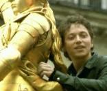 Raphaël, après Terminal 2B et Bar de l'Hôtel, a dévoilé un troisième single extrait de l'album Pacific 231 : Le Patriote. Samuel Benchetrit en a réalisé un clip dans Paris, filmant le chanteur sur la statue équestre de Jeanne d'Arc.