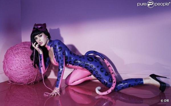 Katy Perry lancera, en novembre, son premier parfum,  Purr . Pour la publicité, elle frappe très fort !