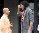 Russell Brand, à Los Angeles, sort d'une station de radio. Il discute avec un homme spirituel. 15/10/2010