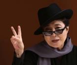 Yoko Ono revient sur les lieux d'une photo scandaleuse !