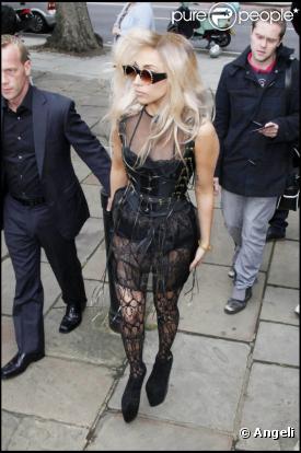 Lady Gaga se rend dans un studio télé pour enregistrer une interview, samedi 23 octobre, dans le quartier de South Bank, à Londres.