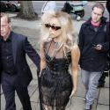 Les photographes prennent pour cible une grand-mère... Ah non, c'est Lady Gaga !