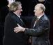 Gérard Depardieu, salué par le cinéaste Vladimir Menshov lors de la cérémonie d'ouverture du festival du film Molodist à Kiev en Ukraine le 23 octobre 2010