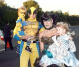 Tori Spelling arrive avec son mari Dean McDermott et leurs deux enfants au Gala de Charité d'Halloween, au profit des enfants malades du sida à Santa Monica, le 30 octobre 2010  