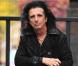 Alice Cooper quitte les studios ITV à Londres, le 2 novembre 2010.