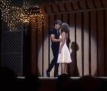 Patrick Swayze amène Jennifer Grey sur la scène et la fait danser dans Dirty Dancing, une magnifique déclaration d'amour !