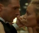 Ralph Fiennes danse avec Kristin Scott Thomas dans Le Patient Anglais. Son regard est plus puissant que n'importe quelle déclaration d'amour