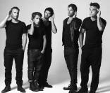 Robbie Williams, Gary Barlow, Jason Orange, Mark Owen et Howard Donald photographiés par Bryan Adams pour la campagne Hear the world, novembre 2010.