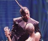 Grace Jones : Elle chante avec un mannequin en plastique et... Boy George !