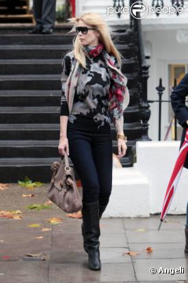 Quand Claudia sort son pull militaire, son foulard it-accessoire et son jean brut, personne ne lui résiste. Surtout pas avec son sac Mulberry à tomber !