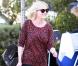 Kirsten Dunst sait jouer avec les it-pièces. Sweat shirt animalier mais rouge, slim noir, bottines en daim et le must : un 2.55 de Chanel. Parfait !