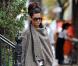 Avec son néo poncho, Sandra Bullock donne une leçon de style casual. Bottes noires, slim noir, lunettes oversize, on adore !