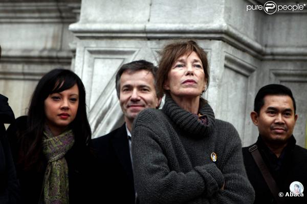 Jane Birkin lors du rassemblement le jour de la libération de l'opposante à la junte birmane Aung San Suu Kyi sur le parvis de l'Hôtel de Ville à Paris le 13 novembre 2010
