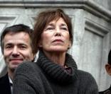 Jane Birkin lors du rassemblement le jour de la libération de l'opposante à la junte birmane Aung San Suu Kyi sur le parvis de l'Hôtel de Ville à Paris le 13 novembre 2010
