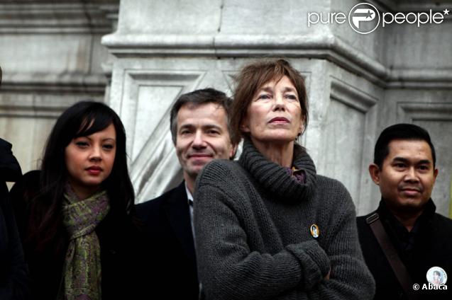 Jane Birkin lors du rassemblement le jour de la libération de l'opposante à la junte birmane Aung San Suu Kyi sur le parvis de l'Hôtel de Ville à Paris le 13 novembre 2010