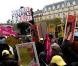 Jane Birkin lors du rassemblement le jour de la libération de l'opposante à la junte birmane Aung San Suu Kyi sur le parvis de l'Hôtel de Ville à Paris le 13 novembre 2010