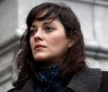 Marion Cotillard lors du rassemblement le jour de la libération de l'opposante à la junte birmane Aung San Suu Kyi sur le parvis de l'Hôtel de Ville à Paris le 13 novembre 2010