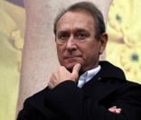 Bertrand Delanoë lors du rassemblement le jour de la libération de l'opposante à la junte birmane Aung San Suu Kyi sur le parvis de l'Hôtel de Ville à Paris le 13 novembre 2010