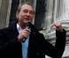 Bertrand Delanoë lors du rassemblement le jour de la libération de l'opposante à la junte birmane Aung San Suu Kyi sur le parvis de l'Hôtel de Ville à Paris le 13 novembre 2010