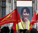 lors du rassemblement le jour de la libération de l'opposante à la junte birmane Aung San Suu Kyi sur le parvis de l'Hôtel de Ville à Paris le 13 novembre 2010