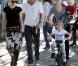 Gwen Stefani, son mari Gavin Rossdale et leurs deux enfants Kingston et Zuma (13 novembre 2010 dans un parc de West Hollywood)