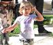 Gwen Stefani, son mari Gavin Rossdale et leurs deux enfants Kingston et Zuma (13 novembre 2010 dans un parc de West Hollywood)