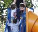 Gwen Stefani fait du toboggan avec Kingston (13 novembre 2010 dans un parc de West Hollywood)