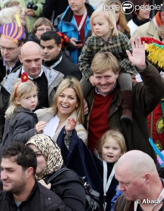 Willem-Alexander et Maxima des Pays-Bas accompagnaient leurs filles Catharina-Amalia, Alexia et Ariane pour accueillir Sinterklaas le 13 novembre 2010 à La Haye !