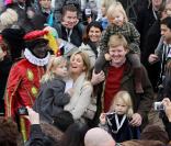 Willem-Alexander et Maxima des Pays-Bas accompagnaient leurs filles Catharina-Amalia, Alexia et Ariane pour accueillir Sinterklaas le 13 novembre 2010 à La Haye !