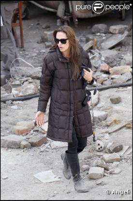 Angelina Jolie sur le tournage de son premier film en tant que réalisatrice, en Hongrie, en novembre 2010.