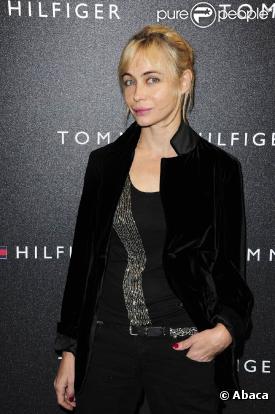 Emmanuelle Béart à l'occasion de l'inauguration de la boutique Tommy Hilfiger, au 65 avenue des Champs-Elysées, à Paris, le 17 novembre 2010.