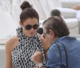 Roberto Cavalli et une amie sur une plage de Miami, le 20 novembre 2010
