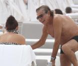 Roberto Cavalli et une amie sur une plage de Miami, le 20 novembre 2010