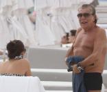 Roberto Cavalli et une amie sur une plage de Miami, le 20 novembre 2010