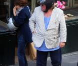 Gérard Depardieu en septembre 2010 à Paris, bien enveloppé dans sa veste à rayures !